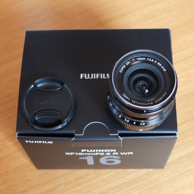 富士フイルム(フジフイルム)のFUJIFILM XF16mm F2.8 bk 中古美品 選べるオマケ付 スマホ/家電/カメラのカメラ(ミラーレス一眼)の商品写真