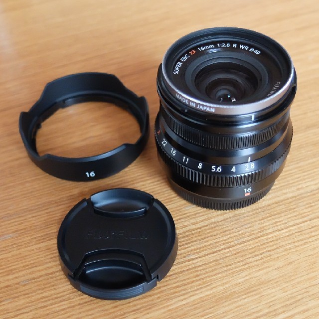 富士フイルム(フジフイルム)のFUJIFILM XF16mm F2.8 bk 中古美品 選べるオマケ付 スマホ/家電/カメラのカメラ(ミラーレス一眼)の商品写真