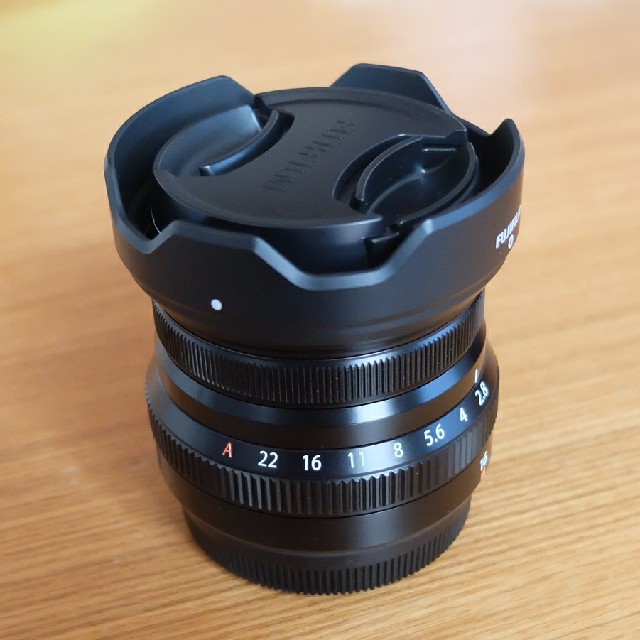 富士フイルム(フジフイルム)のFUJIFILM XF16mm F2.8 bk 中古美品 選べるオマケ付 スマホ/家電/カメラのカメラ(ミラーレス一眼)の商品写真