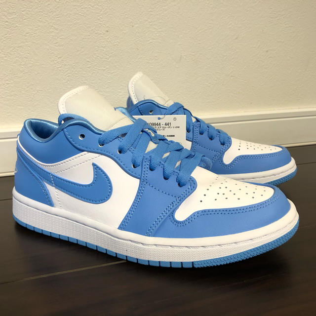 NIKE(ナイキ)のNIKE AIR JORDAN 1 LOW UNC ナイキ エア ジョーダン1 レディースの靴/シューズ(スニーカー)の商品写真