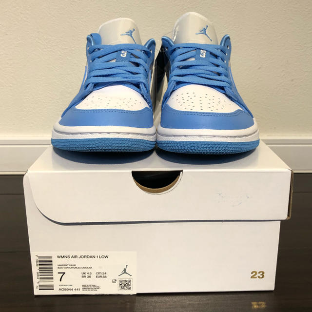 NIKE(ナイキ)のNIKE AIR JORDAN 1 LOW UNC ナイキ エア ジョーダン1 レディースの靴/シューズ(スニーカー)の商品写真