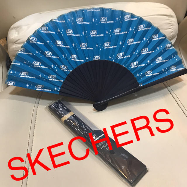 SKECHERS(スケッチャーズ)のSKECHERS 扇子　スケッチャーズ　新品　ブラック レディースの水着/浴衣(和装小物)の商品写真