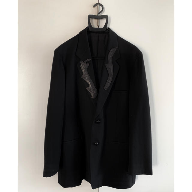 Yohji Yamamoto(ヨウジヤマモト)のYohji Yamamoto pour homme ラペル装飾くるみボタンJKT メンズのジャケット/アウター(テーラードジャケット)の商品写真