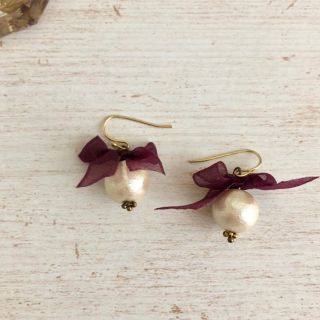 フィービィー(phoebe)のphoebe / リボンコットンパールピアス（レッド）(ピアス)