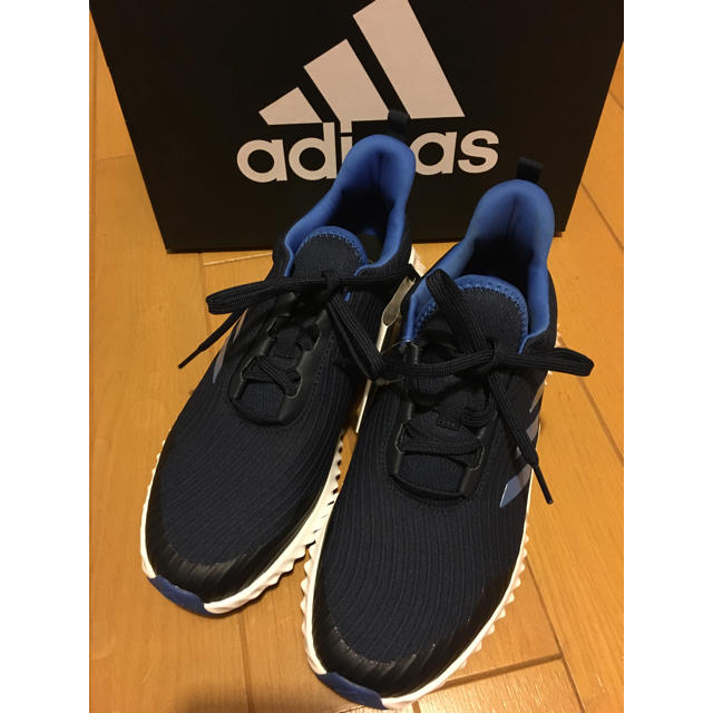 adidas(アディダス)のアディダス スニーカー  キッズ/ベビー/マタニティのキッズ靴/シューズ(15cm~)(スニーカー)の商品写真