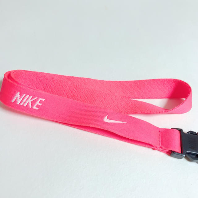 NIKE(ナイキ)のナイキ　ネックストラップ スマホ/家電/カメラのスマホアクセサリー(ネックストラップ)の商品写真