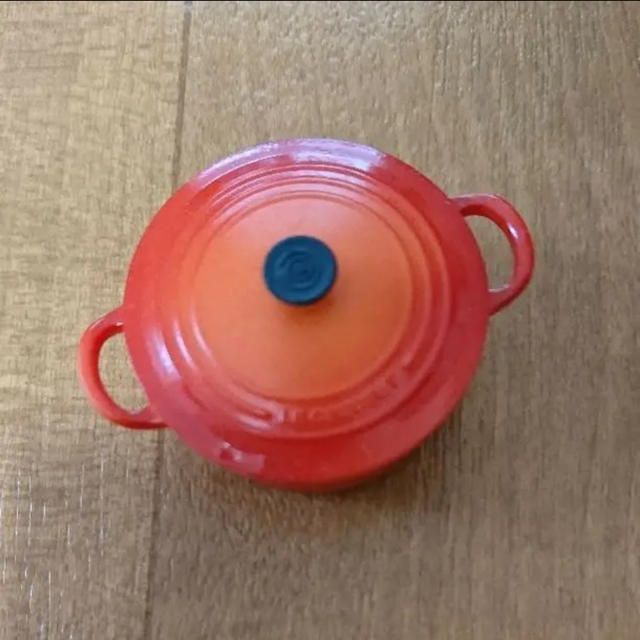 LE CREUSET(ルクルーゼ)のレア非売品☆ルクルーゼLECREUSET☆鍋型マグネットセット☆オレンジ白ハート エンタメ/ホビーのコレクション(ノベルティグッズ)の商品写真