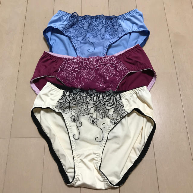 Triumph(トリンプ)の専用　トリンプ　ショーツ　薔薇　刺繍　青、ワイン、白　3枚　Ｍ  新品 レディースの下着/アンダーウェア(ショーツ)の商品写真