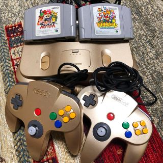 ニンテンドウ64(NINTENDO 64)のニンテンドー64 ゴールド　ソフト2本付き(家庭用ゲーム機本体)