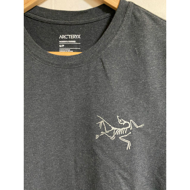 ARC'TERYX(アークテリクス)のARC'TERYX  バード エンブレム Tシャツ  レディースSサイズ レディースのトップス(Tシャツ(半袖/袖なし))の商品写真