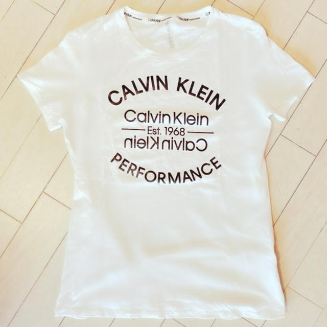 Calvin Klein(カルバンクライン)の【新品未使用】CALVIN KLEIN カルバン・クライン Ｔシャツ レディースのトップス(Tシャツ(半袖/袖なし))の商品写真