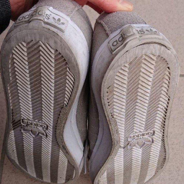 adidas(アディダス)のアディダス スニーカー グレー 24.5cm レディースの靴/シューズ(スニーカー)の商品写真