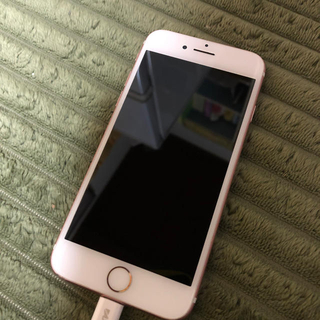 アイフォーン(iPhone)のiPhone7 ローズピンク32G(スマートフォン本体)
