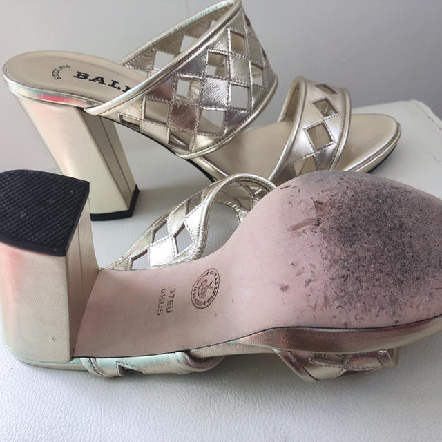 Bally(バリー)のバリーゴールドサンダル レディースの靴/シューズ(サンダル)の商品写真