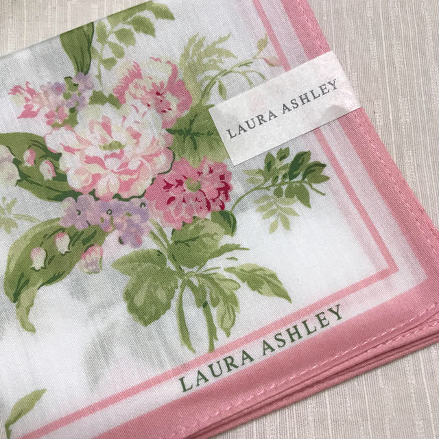 LAURA ASHLEY(ローラアシュレイ)のローラアシュレイ　花柄　ハンカチ　スカーフ　フラワー レディースのファッション小物(ハンカチ)の商品写真