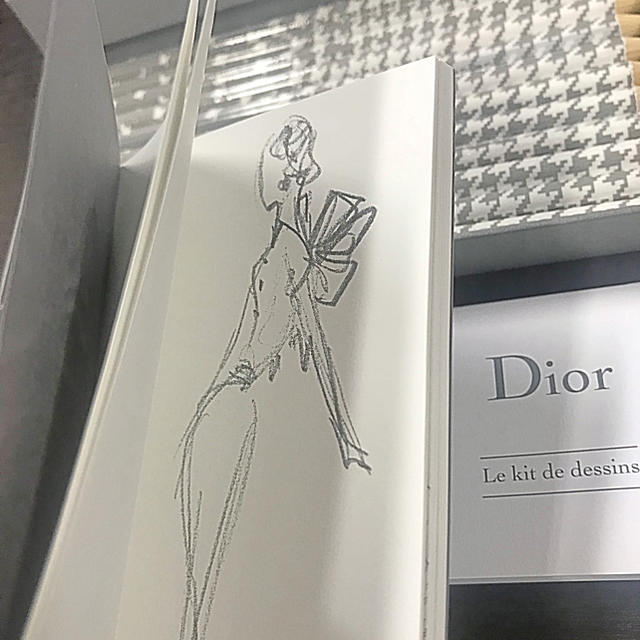 Christian Dior(クリスチャンディオール)のDior ディオール鉛筆 デッサンノート セット 【新品・未使用・美品】 エンタメ/ホビーのアート用品(鉛筆)の商品写真