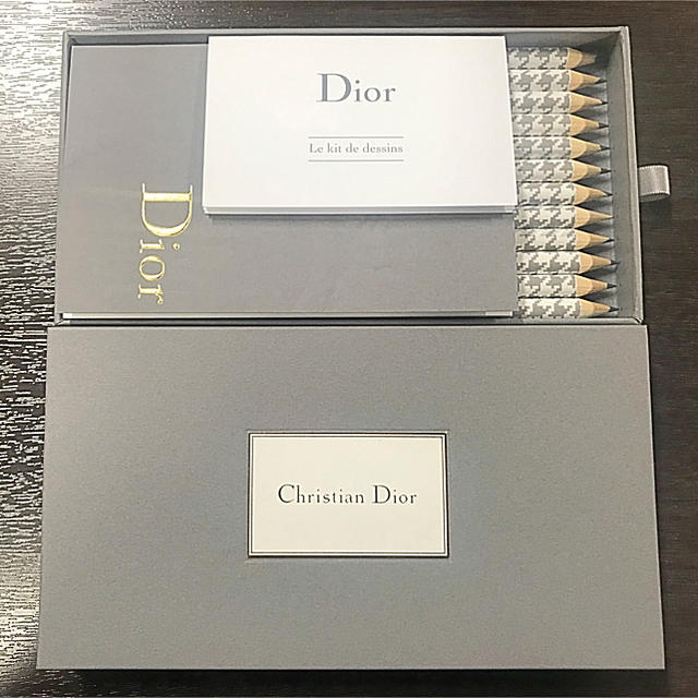 Christian Dior(クリスチャンディオール)のDior ディオール鉛筆 デッサンノート セット 【新品・未使用・美品】 エンタメ/ホビーのアート用品(鉛筆)の商品写真