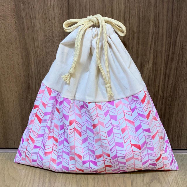 ハンドメイド♡50 お着替え袋♡ピンク模様 ベージュ紐 ハンドメイドのキッズ/ベビー(外出用品)の商品写真
