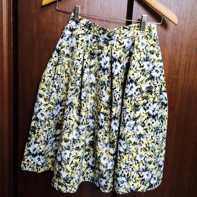 FRAY I.D(フレイアイディー)のマーガレットプリントスカート レディースのスカート(ひざ丈スカート)の商品写真