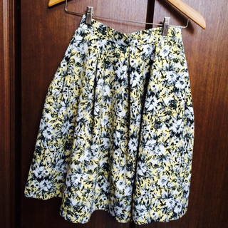 フレイアイディー(FRAY I.D)のマーガレットプリントスカート(ひざ丈スカート)
