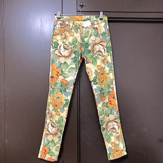 シアタープロダクツ(THEATRE PRODUCTS)の月曜日お値下げ【新品】シアタープロダクツ  花柄ストレッチパンツ(カジュアルパンツ)