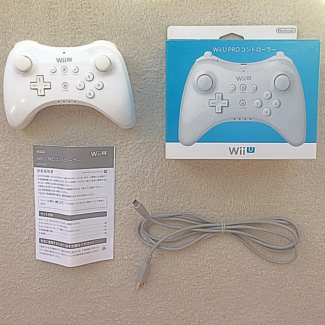 Wii U(ウィーユー)のwiiU PROコントローラー　shiro エンタメ/ホビーのゲームソフト/ゲーム機本体(その他)の商品写真