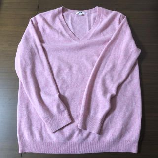 ユニクロ(UNIQLO)のユニクロ　カシミヤセーター　ピンク　Vネック(ニット/セーター)