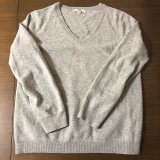 ユニクロ(UNIQLO)のユニクロ　カシミヤセーター　グレー　Vネック(ニット/セーター)