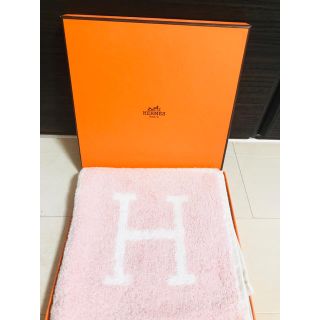 エルメス(Hermes)のHERMES タオルハンカチ  ピンク　新品未使用　タグ付き　箱付き(ハンカチ)