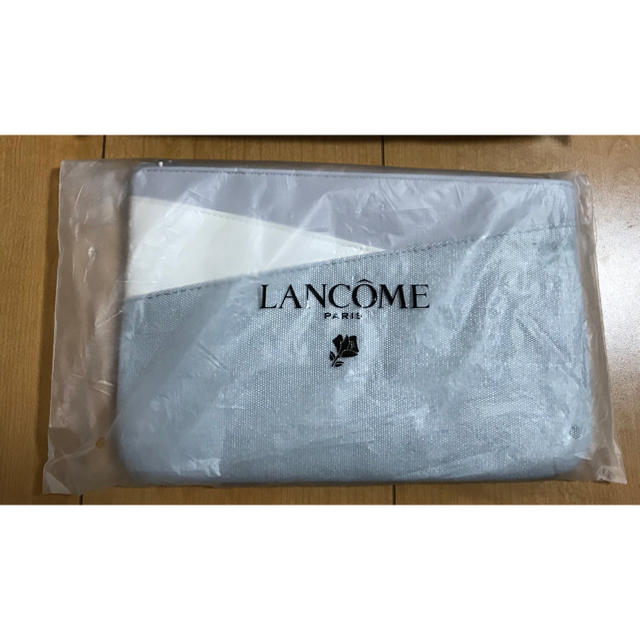 LANCOME(ランコム)の新品未使用★ランコム　化粧ポーチ　シルバー コスメ/美容のメイク道具/ケアグッズ(ボトル・ケース・携帯小物)の商品写真