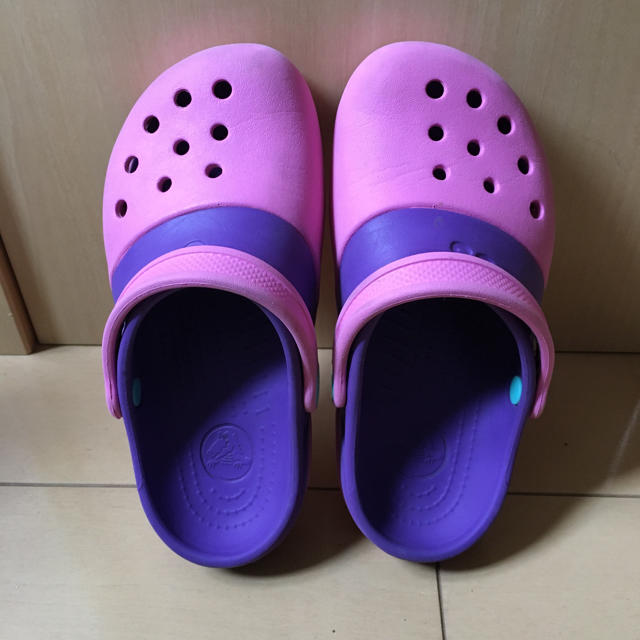 crocs(クロックス)のクロックスサンダル キッズ/ベビー/マタニティのキッズ靴/シューズ(15cm~)(サンダル)の商品写真