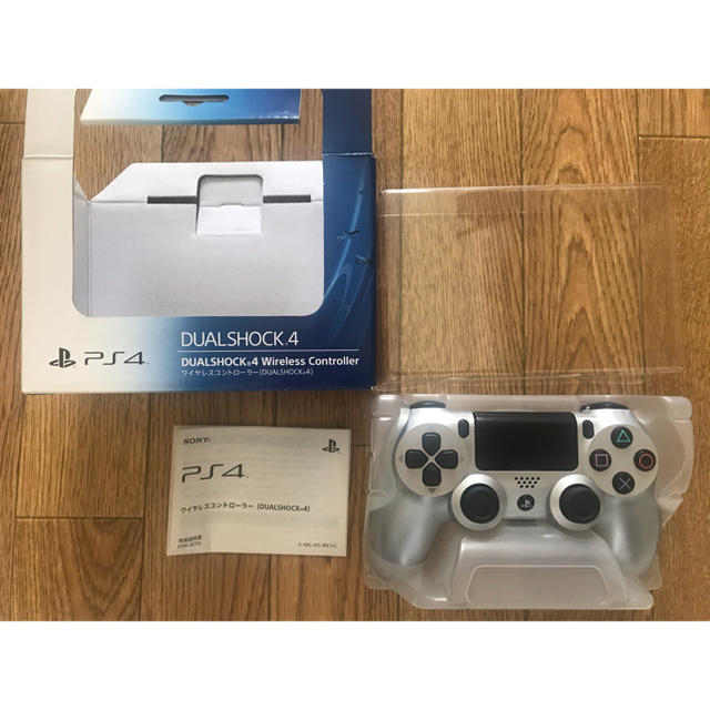 PlayStation4(プレイステーション4)のPS4 DUALSHOCK4 Wireless Controller  シルバー エンタメ/ホビーのゲームソフト/ゲーム機本体(その他)の商品写真