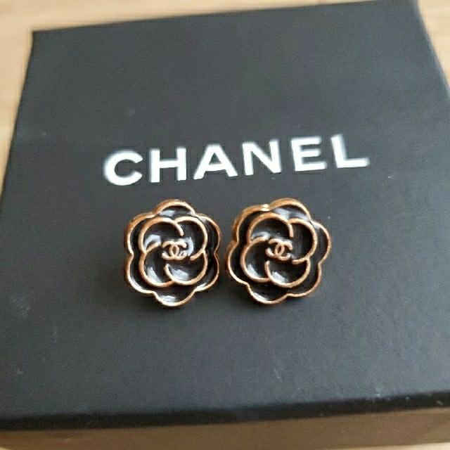 CHANEL(シャネル)の(値下げ)シャネル　ボタン　フラワー2個セット ハンドメイドの素材/材料(各種パーツ)の商品写真