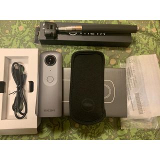 リコー(RICOH)のRICOH THETA V（セルフィースティック付）1回使用　メタリックグレー(コンパクトデジタルカメラ)