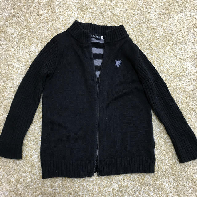 BeBe(ベベ)のべべのニットジャケット　130 キッズ/ベビー/マタニティのキッズ服男の子用(90cm~)(ジャケット/上着)の商品写真