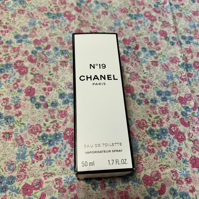 CHANEL(シャネル)のシャネル　N°19 香水50ml コスメ/美容の香水(香水(女性用))の商品写真