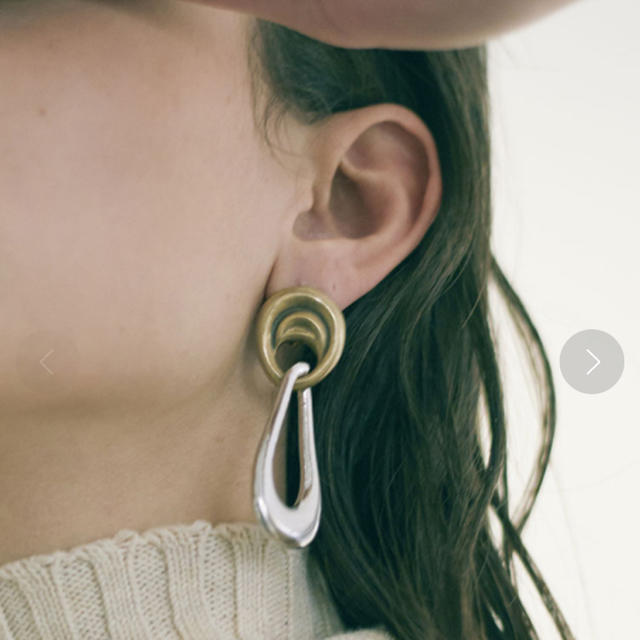 Ameri VINTAGE(アメリヴィンテージ)のCONTRAST DROP EARRING レディースのアクセサリー(イヤリング)の商品写真