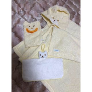 ミキハウス(mikihouse)のミキハウス　赤ちゃん用バスタオル、手洗いタオル、ループ付き手拭きセット(バスローブ)