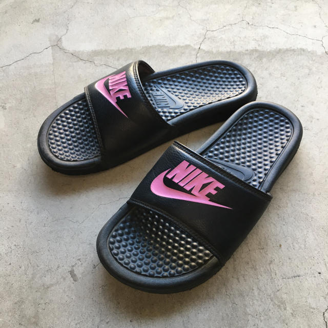 NIKE(ナイキ)の【NIKE】正規品。ベナッシ✨黒×ピンク 美品 レディースの靴/シューズ(サンダル)の商品写真