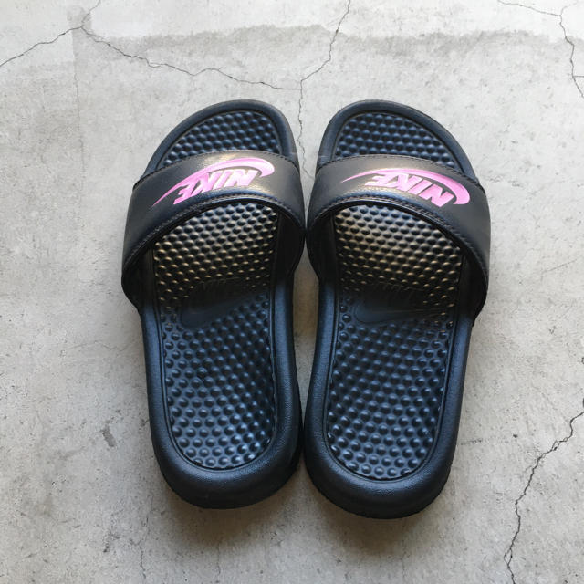 NIKE(ナイキ)の【NIKE】正規品。ベナッシ✨黒×ピンク 美品 レディースの靴/シューズ(サンダル)の商品写真