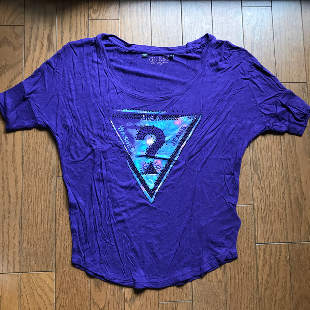 GUESS(ゲス)のGUESS 紫Tシャツ レディースのトップス(Tシャツ(半袖/袖なし))の商品写真