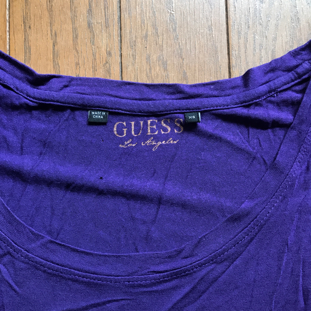 GUESS(ゲス)のGUESS 紫Tシャツ レディースのトップス(Tシャツ(半袖/袖なし))の商品写真