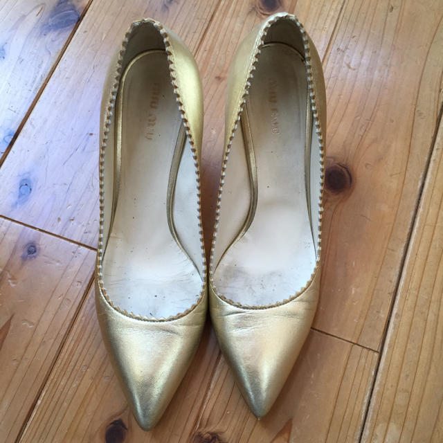 miumiu(ミュウミュウ)のmiumiuゴールドパンプス 36.5 レディースの靴/シューズ(ハイヒール/パンプス)の商品写真