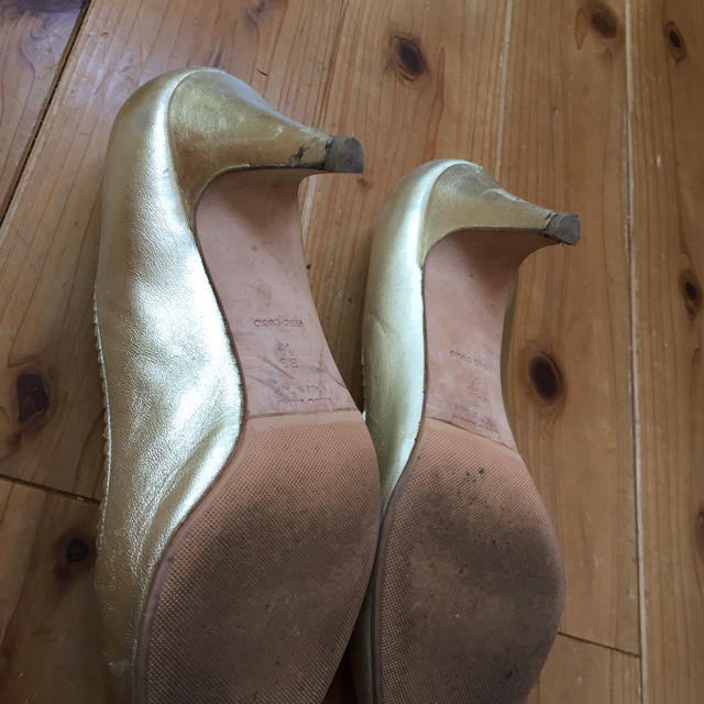 miumiu(ミュウミュウ)のmiumiuゴールドパンプス 36.5 レディースの靴/シューズ(ハイヒール/パンプス)の商品写真
