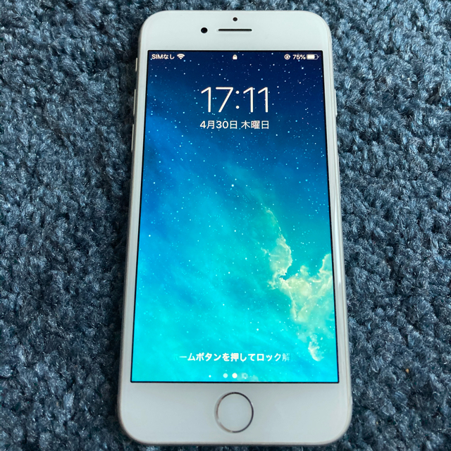 iPhone(アイフォーン)のiphone8 simフリー 64GB silver スマホ/家電/カメラのスマートフォン/携帯電話(スマートフォン本体)の商品写真