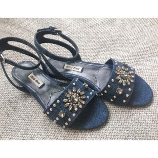 ミュウミュウ(miumiu)の【新品・未使用】MIUMIU デニムビジューサンダル(サンダル)