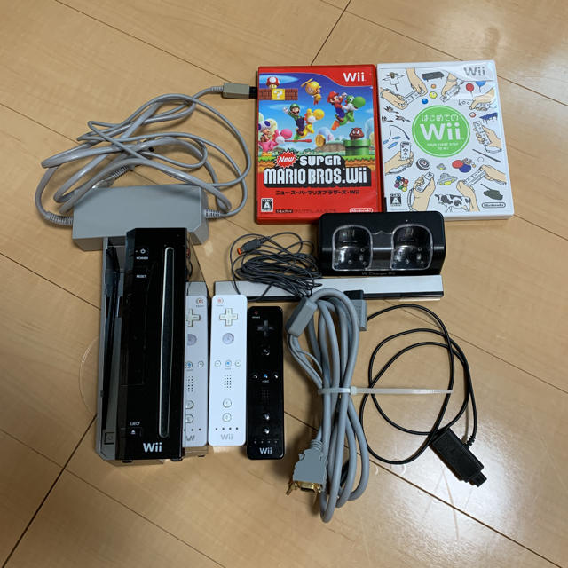 Wii(ウィー)のWii 本体　ソフト2つセット エンタメ/ホビーのゲームソフト/ゲーム機本体(家庭用ゲーム機本体)の商品写真