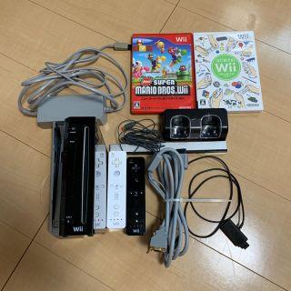 ウィー(Wii)のWii 本体　ソフト2つセット(家庭用ゲーム機本体)