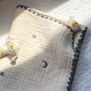 月と星ブルーグレー刺繍3重ガーゼブランケット おくるみ  韓国イブル　70×90(おくるみ/ブランケット)