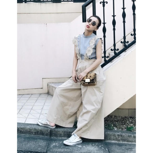 Ameri VINTAGE(アメリヴィンテージ)のMOTIF LACE SUSPENDER PANTS レディースのパンツ(サロペット/オーバーオール)の商品写真